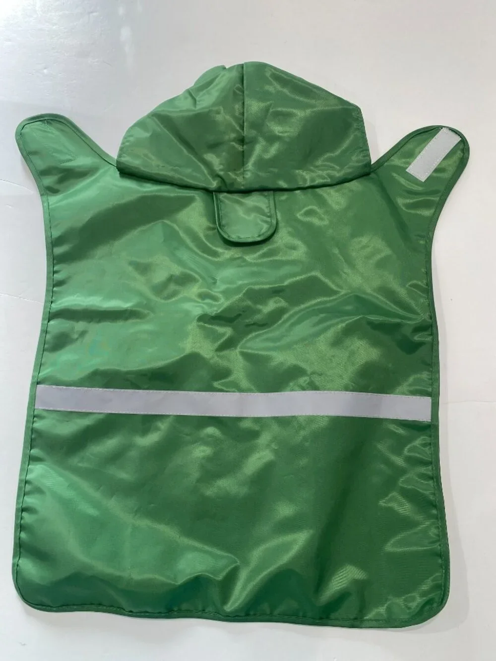 Frog NWOT various sizes dog raincoat with hood and reflective strip.